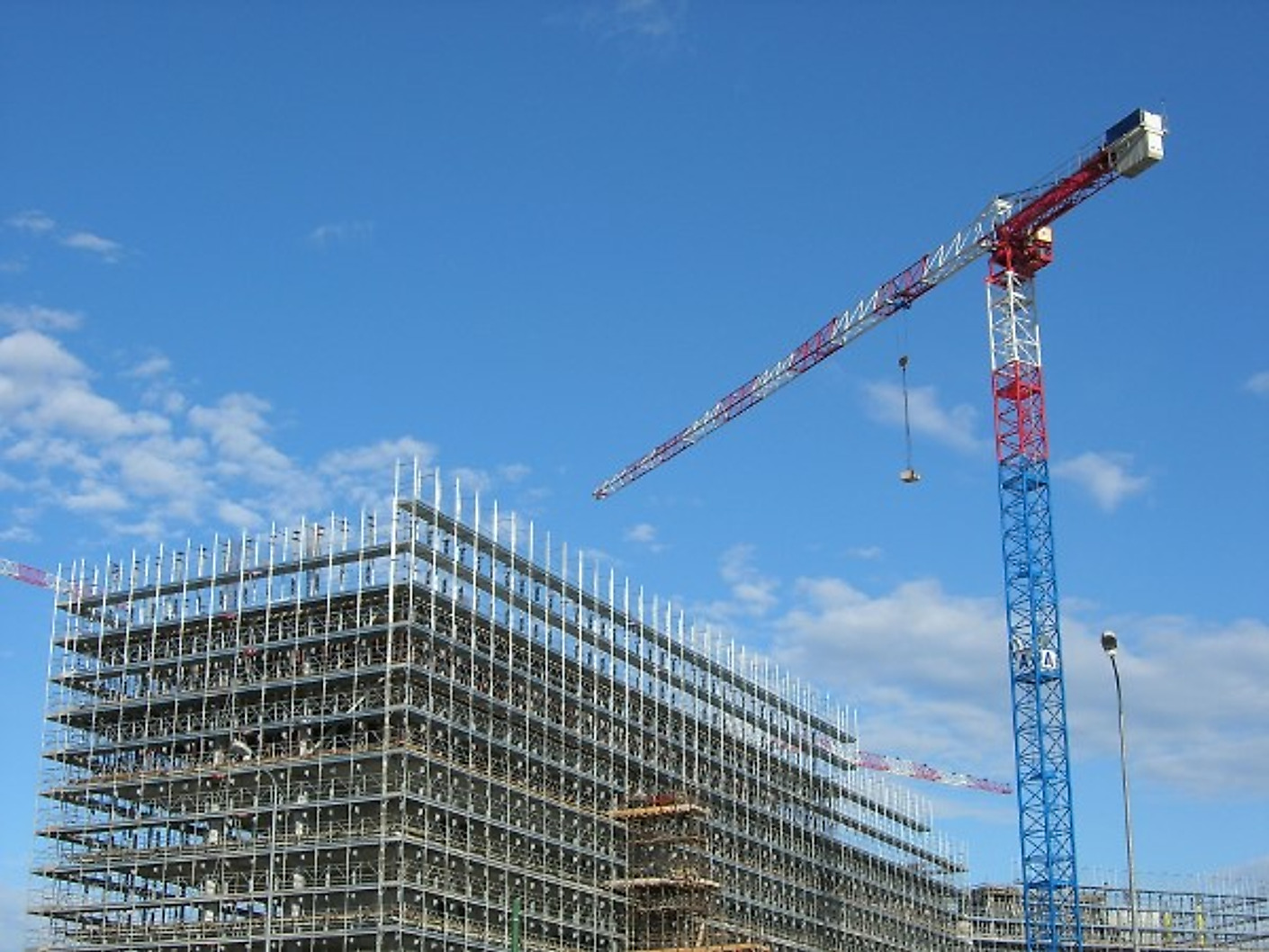 Un cantiere edilizio con la gru