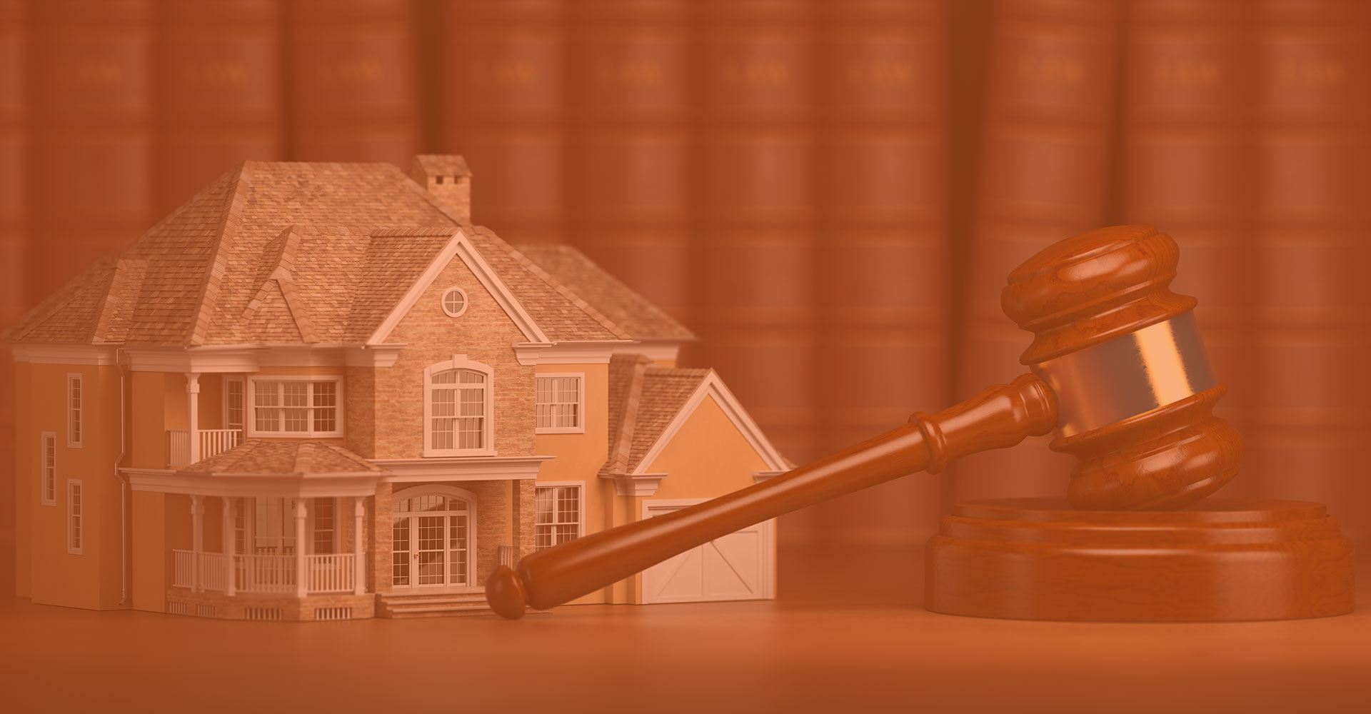 Il modello di una casa accanto al martelletto del giudice